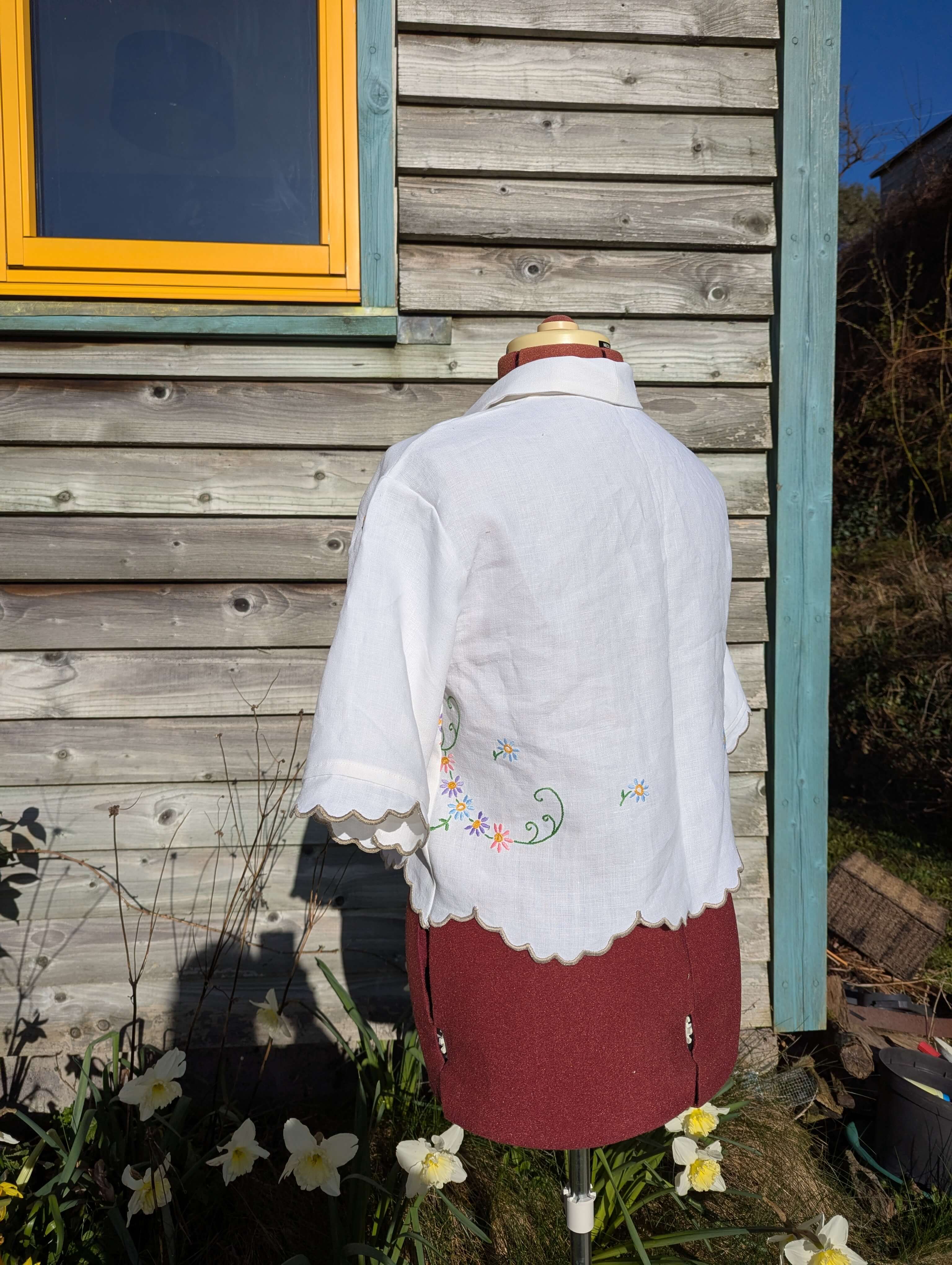Short sleeved vintage linen embroidered shirt with full collar M