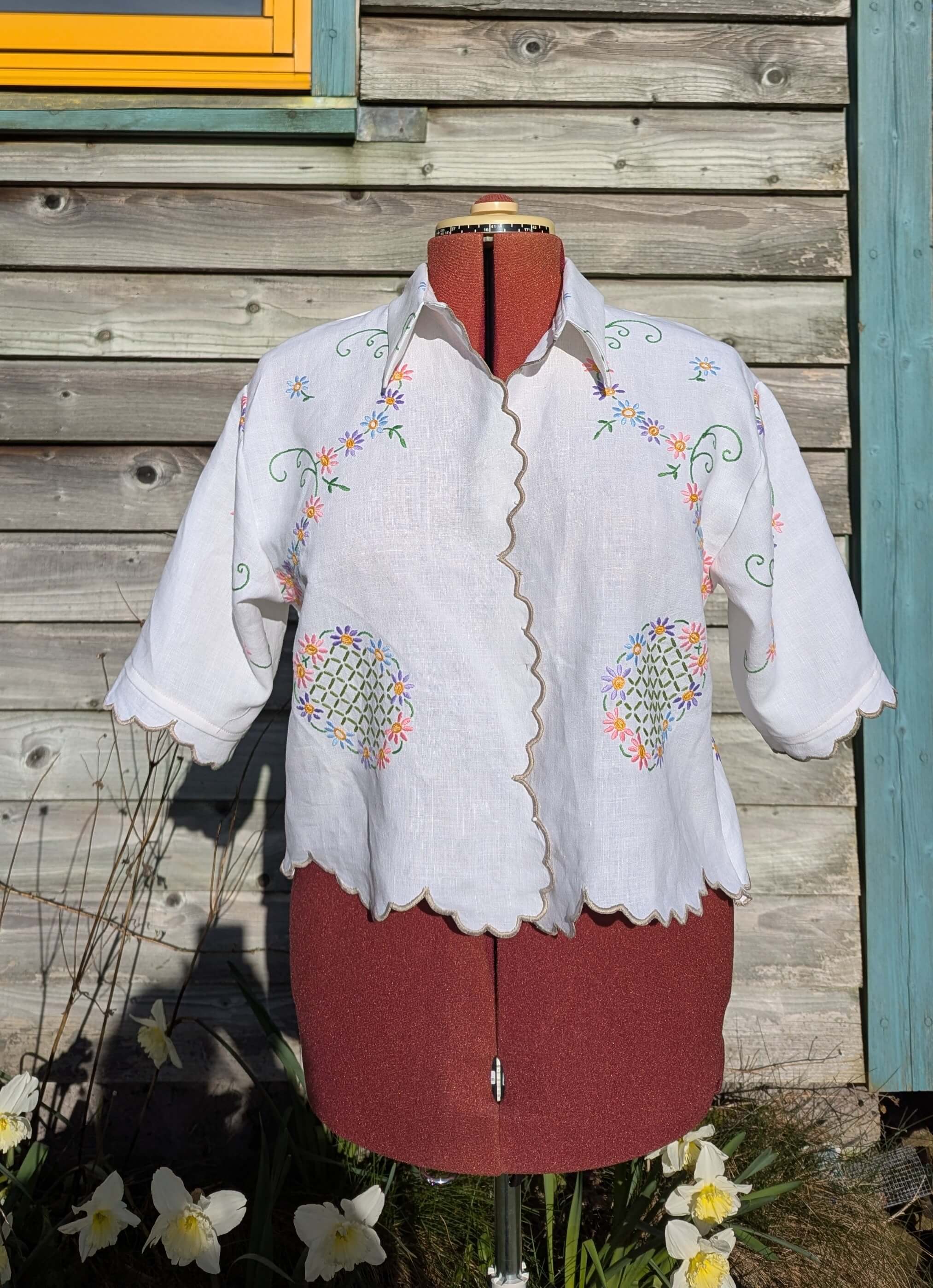 Short sleeved vintage linen embroidered shirt with full collar M