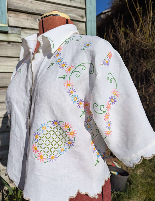 Short sleeved vintage linen embroidered shirt with full collar M
