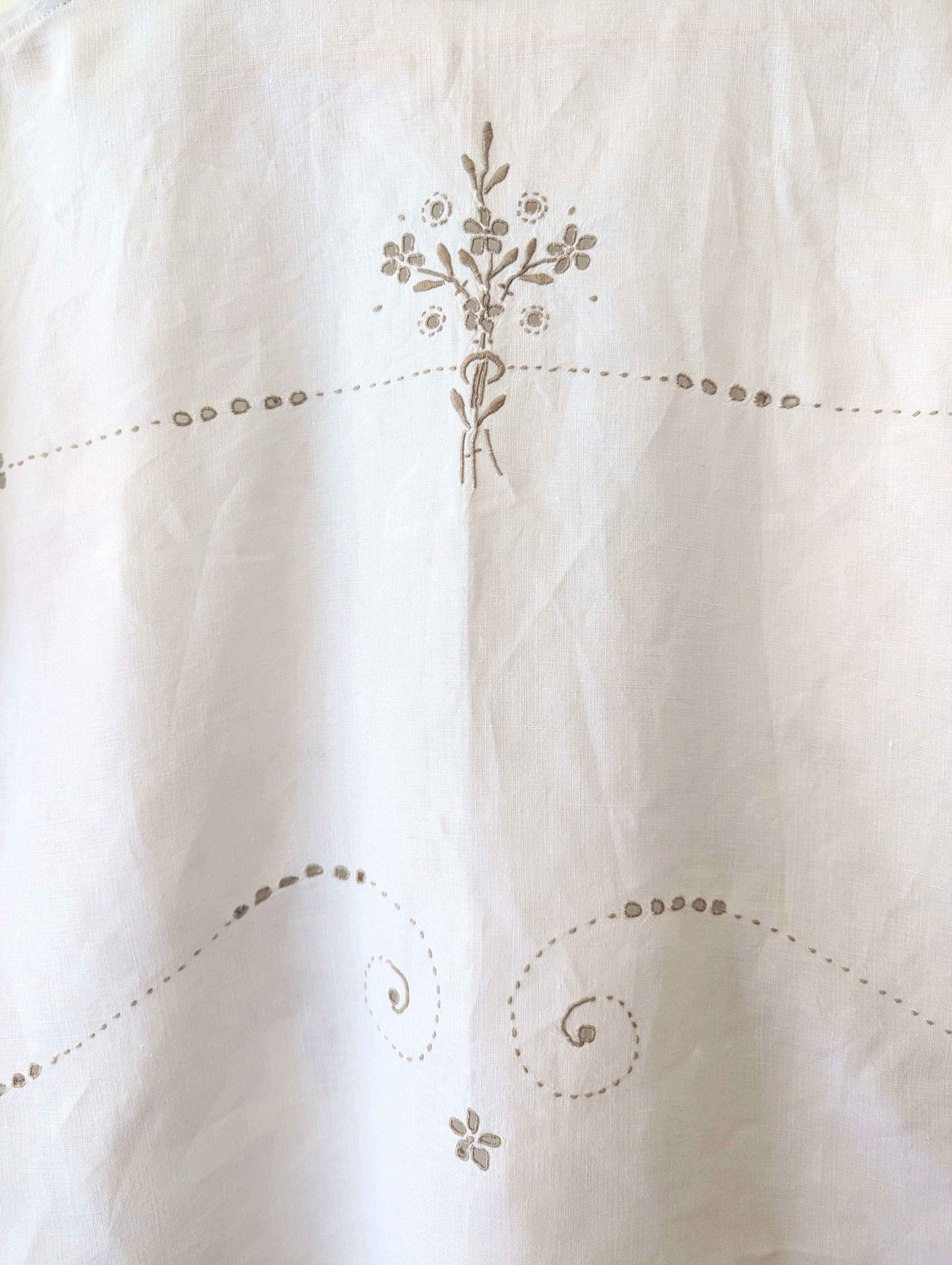 Madeira Vintage Embroidery Flowers and Swirls Large