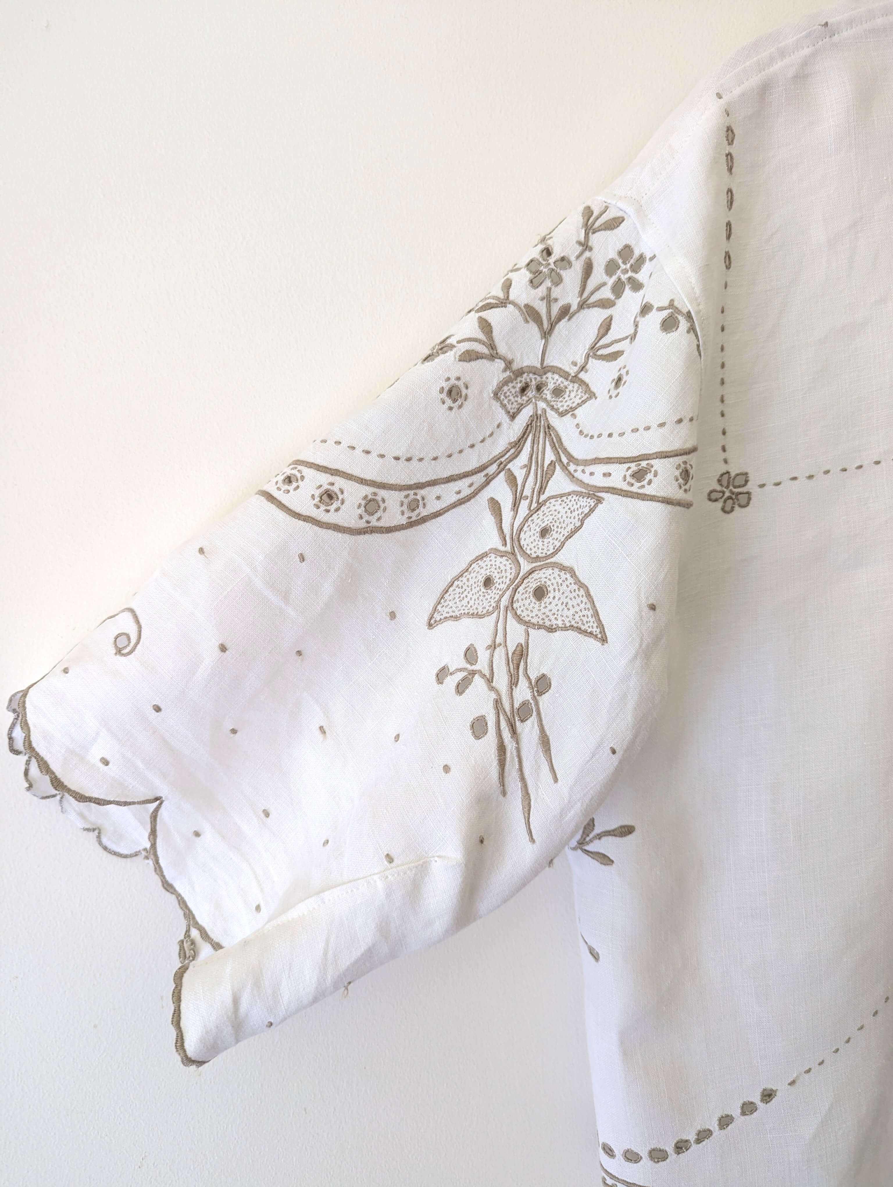 Madeira Vintage Embroidery Flowers and Swirls Large